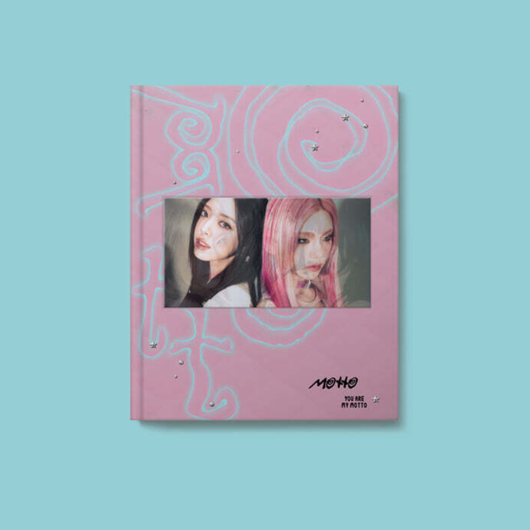 (PRE-ORDER) ITZY - [MOTTO] PHOTOBOOK VER. (3 VERSIONS) RANDOM - LightUpK