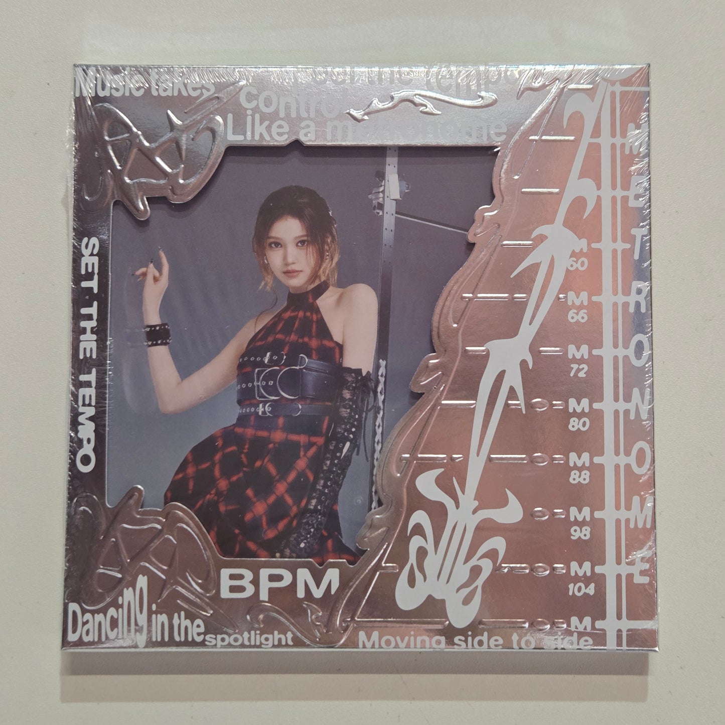IZNA - 3RD MINI ALBUM [SET THE TEMPO] POSTCARD VER. (6 VERSIONS)